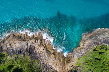 Hava manzarası deniz kıyılarına çarpıyor güneşli bir günde güzel turkuaz deniz yüzeyi güzel bir hava durumu yaz arkaplanı inanılmaz deniz manzarası.
