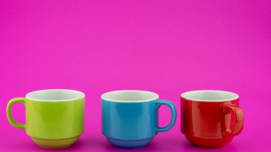 Renkli kağıt arka planda renkli kahve fincanı kahve dükkanında kahve ve çay için bir sürü fincan yiyecek ve içecek kavramı