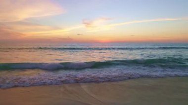 Hava manzarası Deniz yüzeyinde güzel gün batımı güzel dalga inanılmaz gün batımı ya da deniz üzerinde gün doğumu gökyüzü dramatik gökyüzü