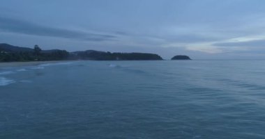 Su yüzeyinin arkaplanı. Havadan aşağıya doğru. Akşamüstü karanlık açık deniz.