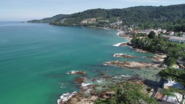 Dalgaların hava görüntüsü kayalara çarpıyor mavi okyanus dalgaları güzel deniz manzaralı insansız hava aracı 4k 'ye çarpıyor inanılmaz deniz manzarası insansız hava aracı kamerasından yüksek kaliteli görüntüler.