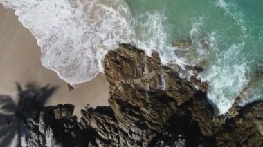 Dalgaların hava görüntüsü kayalara çarpıyor mavi okyanus dalgaları güzel deniz manzaralı insansız hava aracı 4k 'ye çarpıyor inanılmaz deniz manzarası insansız hava aracı kamerasından yüksek kaliteli görüntüler.