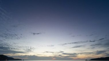 Gökyüzündeki görkemli renkli bulutların hızlandırılmış manzarası günbatımı veya gün doğumu güzel bulutlu manzara sonbahar mevsiminde doğanın muhteşem ışığı alacakaranlıkta doğanın güzel renkli gökyüzü