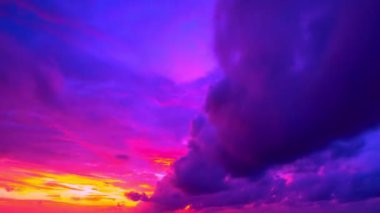 Gökyüzündeki görkemli renkli bulutların hızlandırılmış manzarası günbatımı veya gün doğumu güzel bulutlu manzara sonbahar mevsiminde doğanın muhteşem ışığı alacakaranlıkta doğanın güzel renkli gökyüzü