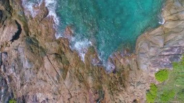 Dalgaların hava görüntüsü kayalara çarpıyor mavi okyanus dalgaları güzel deniz manzaralı insansız hava aracı 4k 'ye çarpıyor inanılmaz deniz manzarası insansız hava aracı kamerasından yüksek kaliteli görüntüler.