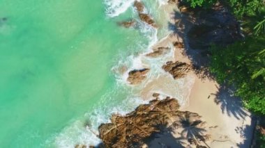 Dalgaların hava görüntüsü kayalara çarpıyor mavi okyanus dalgaları güzel deniz manzaralı insansız hava aracı 4k 'ye çarpıyor inanılmaz deniz manzarası insansız hava aracı kamerasından yüksek kaliteli görüntüler.