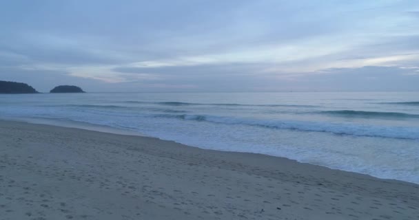 夕阳西下的黑暗的开阔的大海 — 图库视频影像