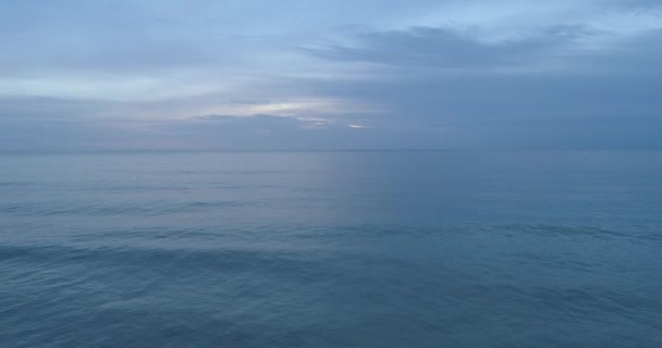 海水面の背景空中からの眺め夕暮れ時の暗い海 — ストック動画