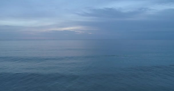 海水面の背景空中からの眺め夕暮れ時の暗い海 — ストック動画