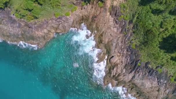 Widok Lotu Ptaka Fale Rozbijają Się Skałach Kamienie Błękitnym Oceanie — Wideo stockowe