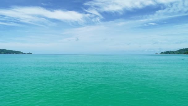 Prachtige Zee Het Zomerseizoen Witte Wolken Blauwe Lucht Beelden Van — Stockvideo