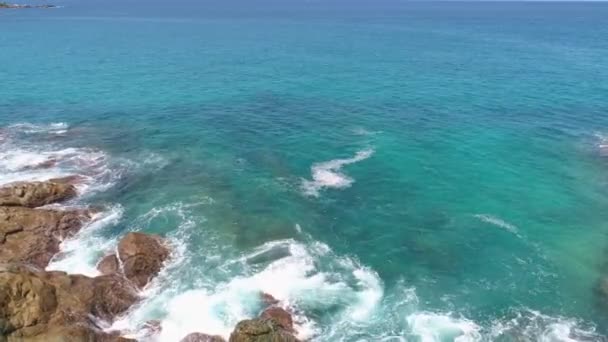 Αεροφωτογραφία Των Κυμάτων Σπάσει Βράχους Πέτρες Στο Γαλάζιο Του Ωκεανού — Αρχείο Βίντεο