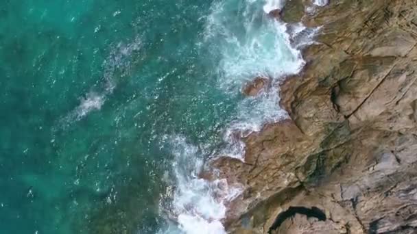 Vista Aerea Delle Onde Rompere Sulle Rocce Pietre Nell Oceano — Video Stock