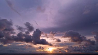 Gün batımı ya da gün doğumu bulutları Timelapse dramatik gün batımı manzarası büyük bina bulutları doğal renkli gökyüzü dijital sinema kompozisyonu için inanılmaz doğanın güzel zaman arkaplanı