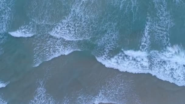 4K Vidéo de haute qualité Vue Aérienne Coucher De Soleil ou Lever De Soleil Belle plage tropicale vague de mer qui s'écrase sur la plage de sable propre et vide Belle plage de Phuket Thaïlande
