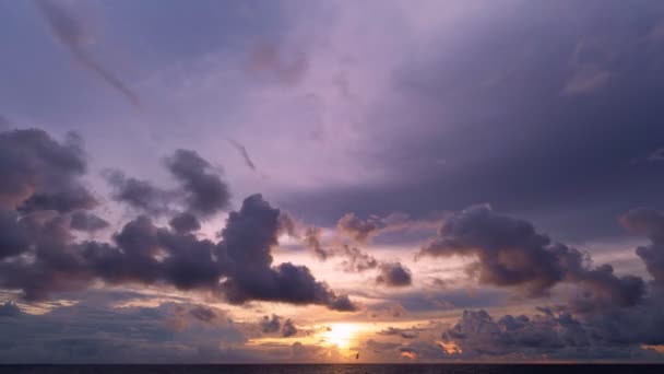 Ηλιοβασίλεμα Ανατολή Σύννεφα Timelapse Δραματικό Ηλιοβασίλεμα Τοπίο Μεγάλα Σύννεφα Κτίριο — Αρχείο Βίντεο