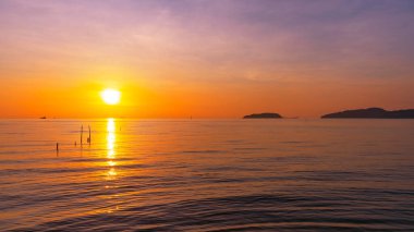 Phuket Tayland 'da gün batımı ya da gün doğumu gökyüzü bulutları deniz ışığı üzerinde inanılmaz deniz manzarası.
