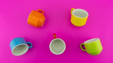 Renkli kağıt arka planda renkli kahve fincanı kahve dükkanında kahve ve çay için bir sürü fincan yiyecek ve içecek kavramı