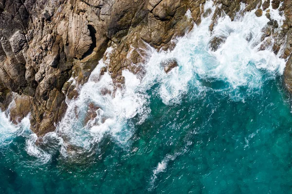 Hava manzarası deniz kıyılarına çarpıyor güneşli bir günde güzel turkuaz deniz yüzeyi güzel bir hava durumu yaz arkaplanı inanılmaz deniz manzarası.