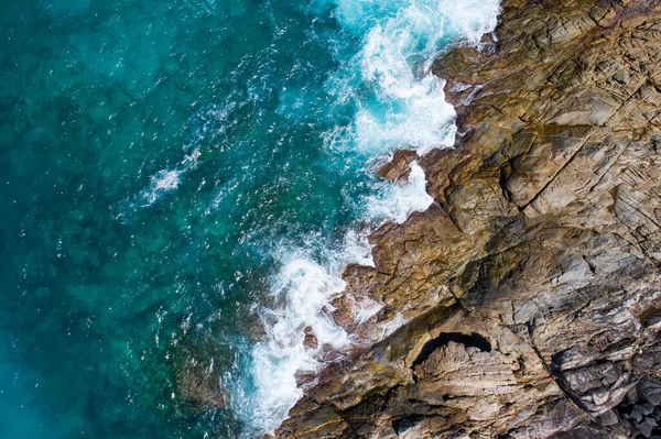 Hava manzarası deniz kıyılarına çarpıyor güneşli bir günde güzel turkuaz deniz yüzeyi güzel bir hava durumu yaz arkaplanı inanılmaz deniz manzarası.