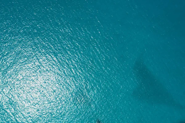 Deniz yüzeyi dokusu arkaplanının havadan görünüşü.