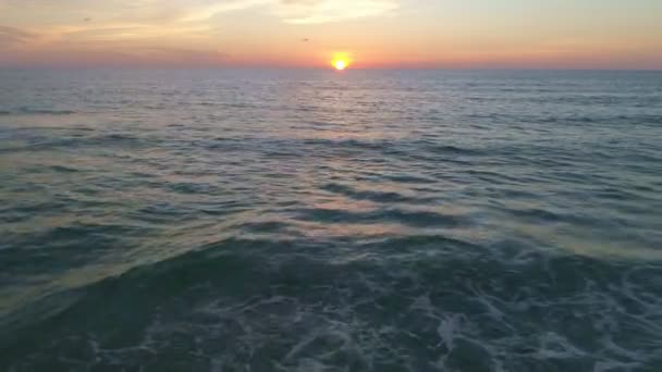 Zonsondergang Bij Oceaan Baai Golven Luchtfoto Natuur Zeegezicht Zonsondergang Licht — Stockvideo