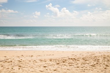 güzel bir plaj deniz ve gökyüzü ve tropikal deniz.