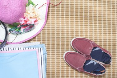 Yaz tatil giysileri, güneş gözlüğü, kulaklık, Ayakkabı ve şapka