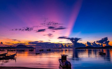 Güzel gün batımı ya da deniz üzerinde gün doğumu, renkli bulutlar, şaşırtıcı bulutlar ve görkemli ışık arka planı