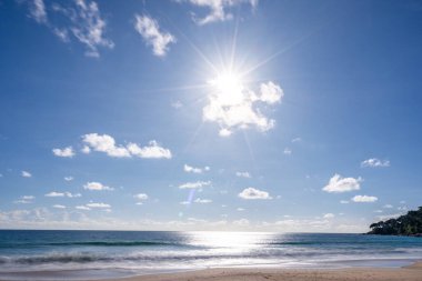 Yaz tatili konsepti için arka plan, deniz ve kumsalın doğası ve güneş ışığı.