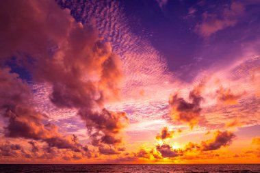 Güzel gün batımı ya da deniz üzerinde gün doğumu, renkli bulutlar, şaşırtıcı bulutlar ve görkemli ışık arka planı