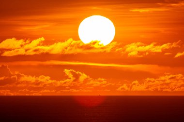 Güzel gün batımı ya da deniz üzerinde gün doğumu, renkli bulutlar, şaşırtıcı bulutlar ve görkemli ışık arka planı