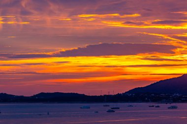 Güzel gün batımı ya da deniz üzerinde gün doğumu, renkli bulutlar, şaşırtıcı bulutlar ve görkemli ışık arka planı