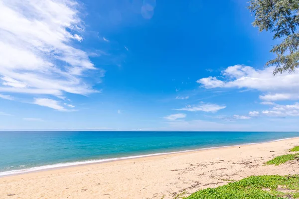 Yaz tatili konsepti için arka plan, deniz ve kumsalın doğası ve güneş ışığı.
