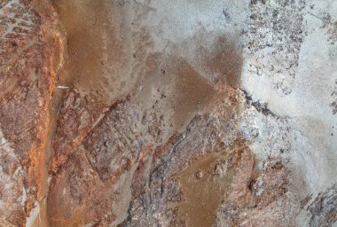 Kuru kara parçasının havadan çekilmiş fotoğrafı. Doku yapısı. Yukarıdan aşağıya yüksek açı görünümü.