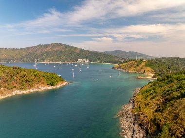 Üst görünüm deniz dalgaları doğa arkaplanı, kayalara çarpan inanılmaz dalgalar deniz manzarası