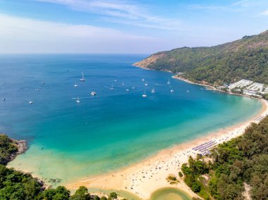 Üst görünüm deniz dalgaları doğa arkaplanı, kayalara çarpan inanılmaz dalgalar deniz manzarası