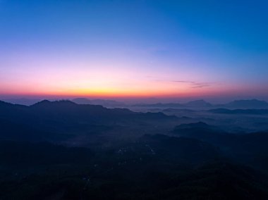 Hava manzaralı gün batımı ya da dağların üzerinde gün doğumu doğa arkaplanı