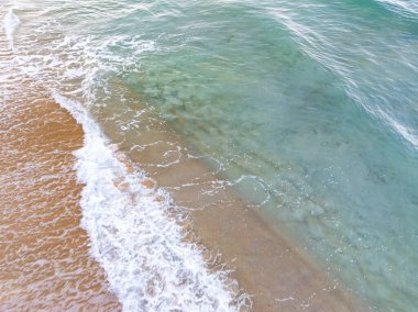 Havadan kumsal manzaralı deniz dalgaları yüzey doğa arka planı