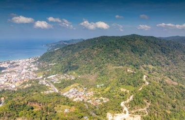 Phuket Tayland 'daki hava manzaralı dağlar.