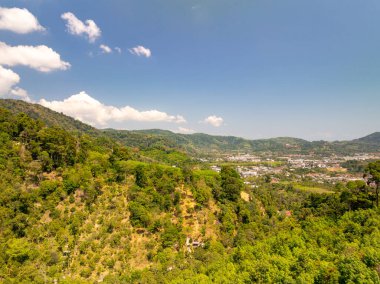 Phuket Tayland 'daki hava manzaralı dağlar.