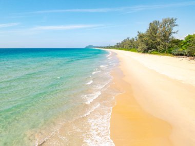 Havadan kumsal manzaralı deniz dalgaları yüzey doğa arka planı