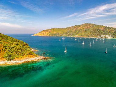 Üst görünüm deniz dalgaları doğa arkaplanı, kayalara çarpan inanılmaz dalgalar deniz manzarası