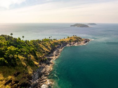 Üst görünüm deniz dalgaları doğa arkaplanı, kayalara çarpan inanılmaz dalgalar deniz manzarası