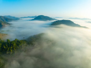 Tropikal yağmur ormanlarında akan sis dalgalarının hava görüntüsü bulutların üzerindeki kuş bakışı görüntü Tayland 'da bulutlar ve dağ zirveleriyle dolu arka plan.