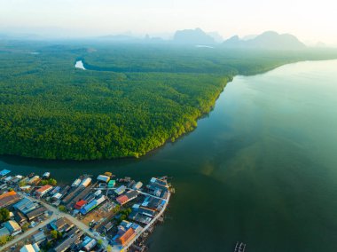Balıkçı tekneleri ve Phangnga Tayland 'daki rıhtım ve Panorama yüksek açılı manzaralı ev manzaralı balıkçı köyünün hava manzarası.