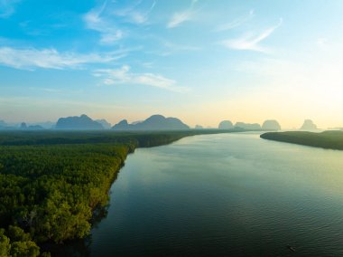 Hava manzaralı günbatımı gökyüzü, doğa güzel gün batımı ya da deniz üzerinde gün batımı, renkli manzara günbatımı gökyüzü arkaplanı, inanılmaz bulutlar ve gündoğumu gökyüzü ışığı arkaplanı