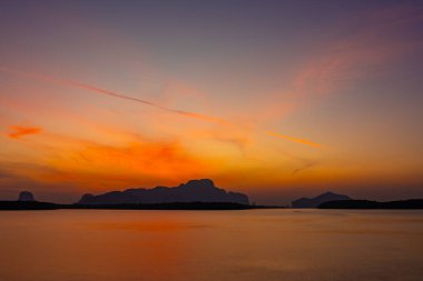 Hava manzaralı günbatımı gökyüzü, doğa aydınlığı gün batımı ya da deniz üzerinde gün doğumu, renkli manzara günbatımı gökyüzü arkaplanı, inanılmaz bulut arkaplanı