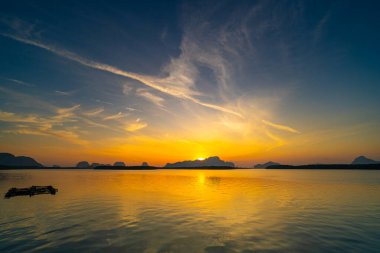 Hava manzaralı günbatımı gökyüzü, doğa aydınlığı gün batımı ya da deniz üzerinde gün doğumu, renkli manzara günbatımı gökyüzü arkaplanı, inanılmaz bulut arkaplanı