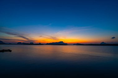 Hava manzaralı günbatımı gökyüzü, doğa aydınlığı gün batımı ya da deniz üzerinde gün doğumu, renkli manzara günbatımı gökyüzü arkaplanı, inanılmaz bulut arkaplanı